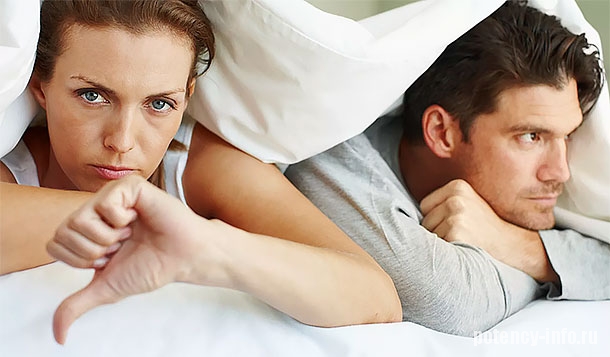 Недовольная женщина в постели с мужчиной