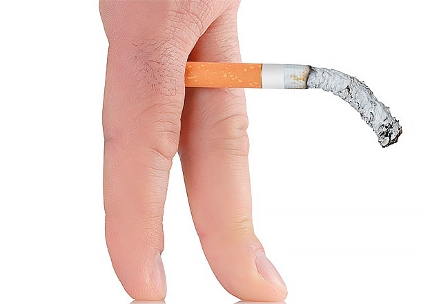 Сигарета между пальцев